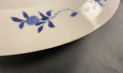 Une paire de plats en porcelaine de Chine en bleu et blanc, marque de Chenghua, Kangxi